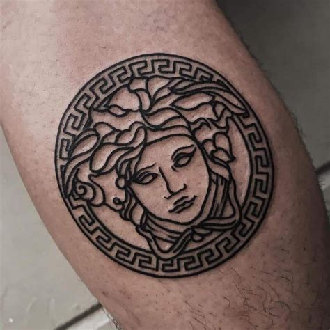 tatuaje de medusa versace